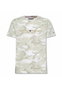 Helles beige Baumwoll-T-Shirt mit einem Camouflage-Muster, auf der Vorderseite mit "TOMMY HILFIGER EST. 1985" in Gold gestickt. Kurze Ärmel.
