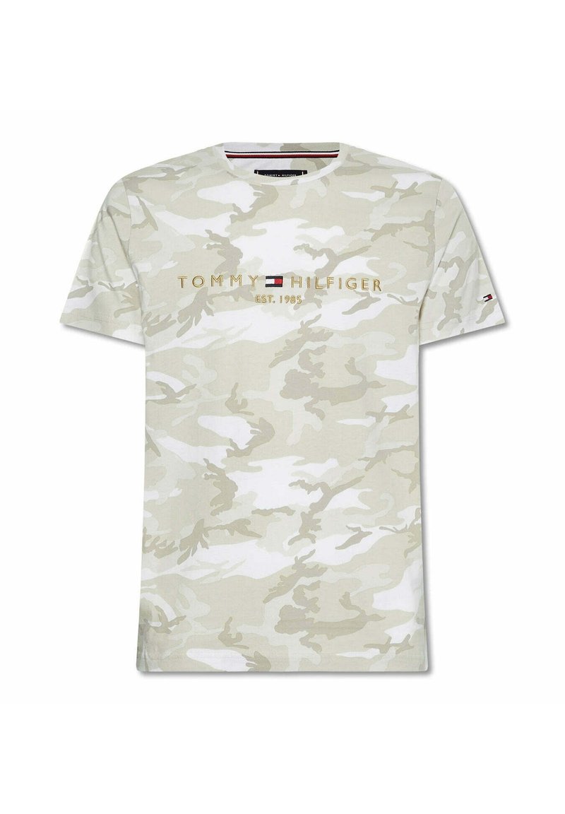 Helles beige Baumwoll-T-Shirt mit einem Camouflage-Muster, auf der Vorderseite mit "TOMMY HILFIGER EST. 1985" in Gold gestickt. Kurze Ärmel.