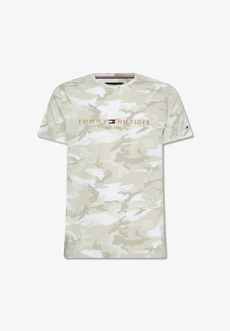Helles beige Baumwoll-T-Shirt mit einem Camouflage-Muster, auf der Vorderseite mit "TOMMY HILFIGER EST. 1985" in Gold gestickt. Kurze Ärmel.