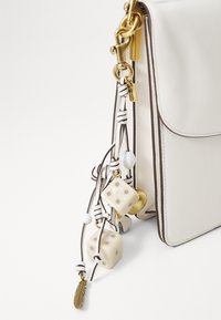 COACH RUNWAY CHAIN TABBY SHOULDER BAG 35 - Handtasche - bright white
