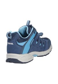 Scarpa da ginnastica blu navy e azzurro chiaro con tomaia in mesh e suede, linguetta e tallone con profili, e suola spessa in gomma bianca.