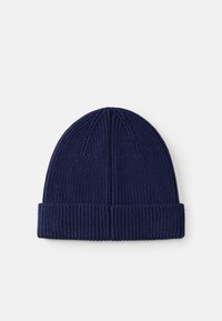 Jūras zila adīta beanie cepure ar ribotu tekstūru un salocītu malu. Iezīmē vertikālas šuves un noapaļotu virsotni.