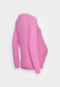 Rosa Strickpullover mit langen Ärmeln, rundem Ausschnitt und lockerer Passform, entworfen, um einen wachsenden Bauch zu accommodate. Glatte Textur und dehnbarem Stoff.