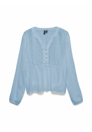 Blouse bleu clair à manches longues avec un panneau avant en dentelle brodée, col rond, trois boutons, manches et ourlet légèrement froncés.