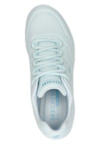 Jasnoniebieskie trampki z perforowanego syntetycznego materiału, z wyściełanym kołnierzem, okrągłym noskiem i płaskimi sznurówkami. Zawierają wyściełaną wkładkę oznaczoną "SKECHERS MEMORY FOAM."