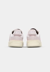 Rosa och beige Veja-sneakers med övre del i mocka och läder, med en texturerad häl och vitt logotyp på baksidan. Gummisula.