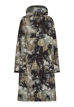 Parka resistente al agua con un patrón de camuflaje en tonos apagados, que cuenta con capucha, botones a presión y bolsillos frontales. Los colores incluyen negro, verde y beige.