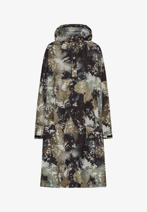 Parka resistente al agua con un patrón de camuflaje en tonos apagados, que cuenta con capucha, botones a presión y bolsillos frontales. Los colores incluyen negro, verde y beige.