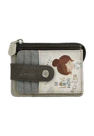 Piccolo portafoglio grigio e beige con cerniera, scomparti per carte e un'illustrazione di una ragazza con capelli castani accanto al testo "innamorata della conoscenza."