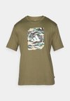 CAMO BOX - Nyomott mintás póló - olive strata