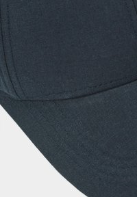 Donkerblauwe pet van gestructureerde stof met een stevig vizier. Heeft zichtbare stiksels langs de naden en een gebogen vorm.