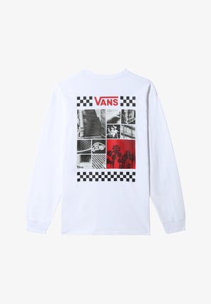 T-shirt blanc à manches longues avec un graphisme coloré au dos, mélangeant des images en noir et blanc et des accents rouges. Bordure à motif damier.