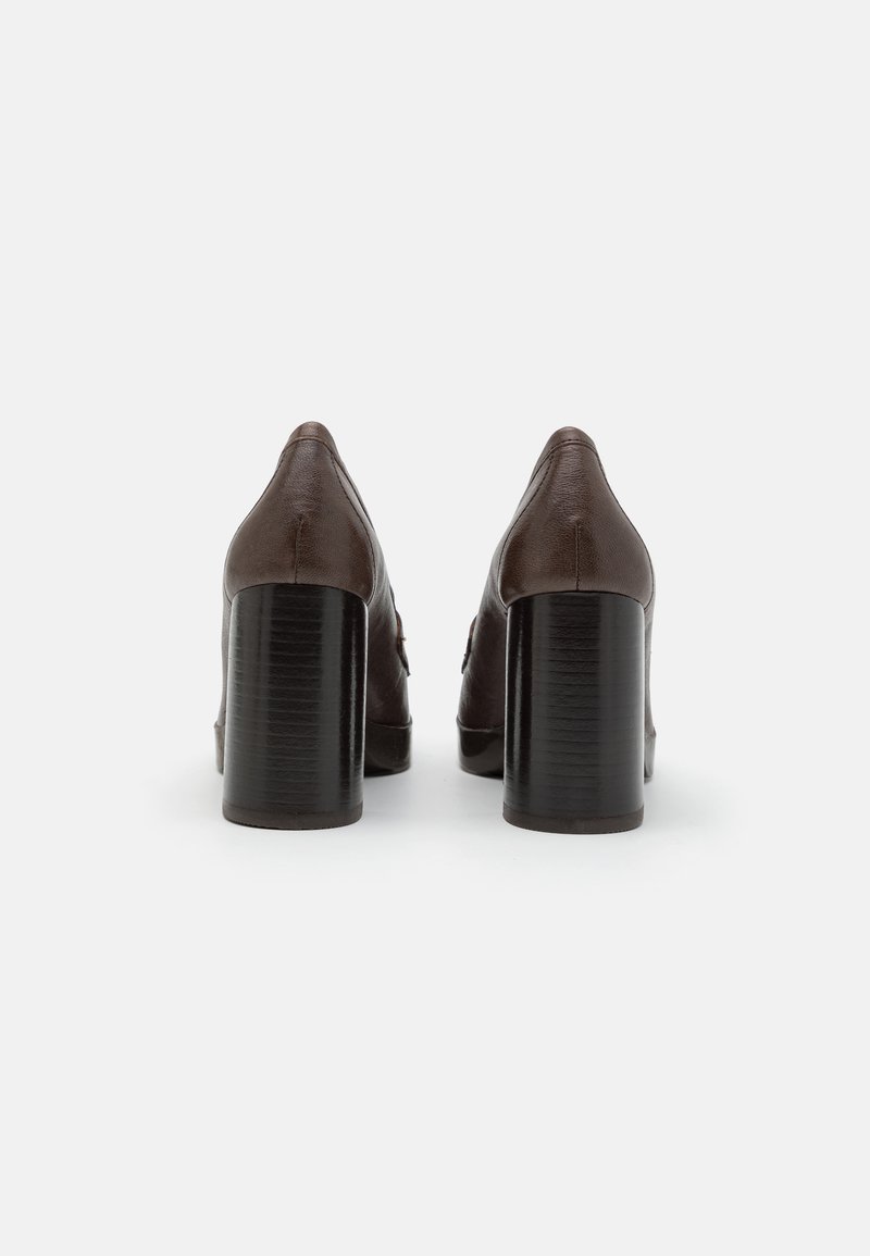 Chaussures à talons hauts en cuir marron avec un talon texturé semblable à du bois sombre. Dotées d'un design à bout pointu et d'une surface supérieure lisse.