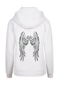 Felpa bianca con cappuccio caratterizzata da un grande design di ali nere sul retro, con dettagliati motivi di piume e un tessuto morbido e strutturato.