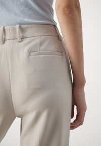 DKNY HIGH WAIST FLARE PANT - Auduma bikses - pebble