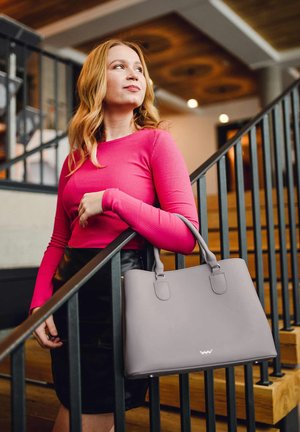 Grau Einkaufstasche mit strukturiertem Design, ausgestattet mit doppelten Griffen und einer glatten Textur. Akzente sind dezente Nähte und ein Logo am Boden.