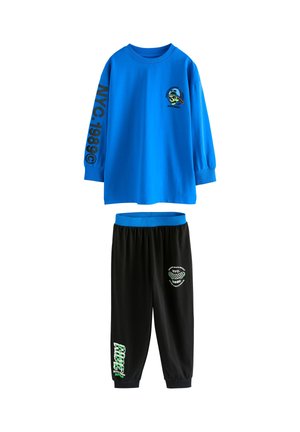 Top azul de manga larga con gráfica de NYC y pantalones deportivos negros con texto y logo en verde, ambos hechos de tela suave y cómoda.