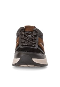 Zwarte en bruine sneaker met een leren en suede bovenwerk met textuur, voorzien van een gewatteerde tong, een kromme vorm en een contrasterende lichtgrijze zool.