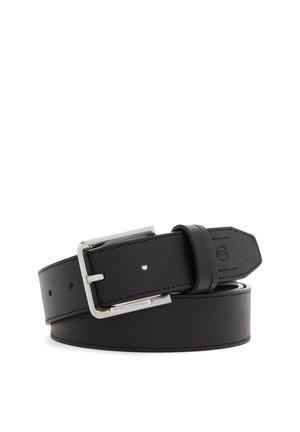 Ceinture en cuir noir avec boucle métallique rectangulaire argentée, bords cousus et petit logo embossé à l'extrémité de la ceinture.