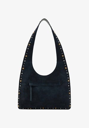 Bolso de hombro de ante negro con una correa ancha, adornado con tachuelas doradas y plateadas. Cuenta con un bolsillo frontal con cremallera para almacenamiento adicional.