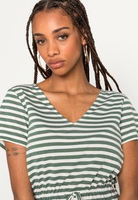 VILA VIMOONEY V NECK STRING DRESS - Vestido de malha - laurel wreath/white
