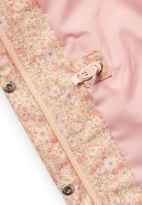 Tejido con un estampado floral en suaves tonos de rosa con acentos texturizados. Incluye un hardware a juego con cremallera y botón a presión.