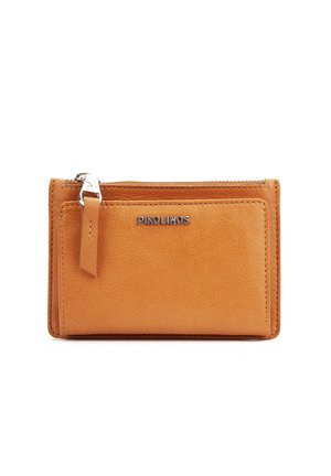 Portefeuille en cuir marron avec fermeture éclair, poche avant et logo métallique "Pikolinos" sur une surface au toucher lisse.