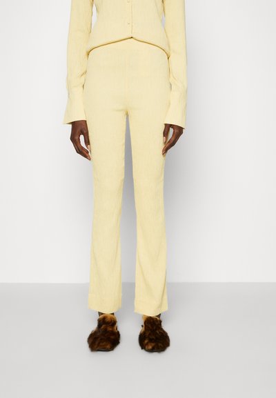 Holzweiler KIND PLEAT TROUSERS - Παντελόνι - light yellow
