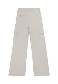 Ljust grå cargobyxor med rak ben-design, tillverkade av slitstarkt material, med två sidofickor och en bakficka.