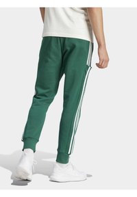 adidas Sportswear M 3S FT TC PT - Spodnji deli trenirk - collegiate green