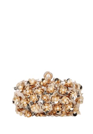 Clutch tas versierd met gouden en zilveren metalen bloemen, elk met een kleine parel in het midden, en een parel sluiting bovenop.