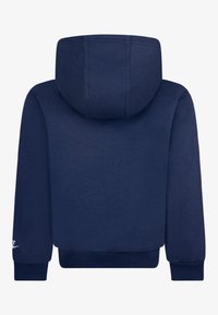 Sudadera azul marino con capucha, puños y dobladillo acanalados. Hecha de un tejido cómodo, con un diseño sencillo y sin detalles gráficos visibles.