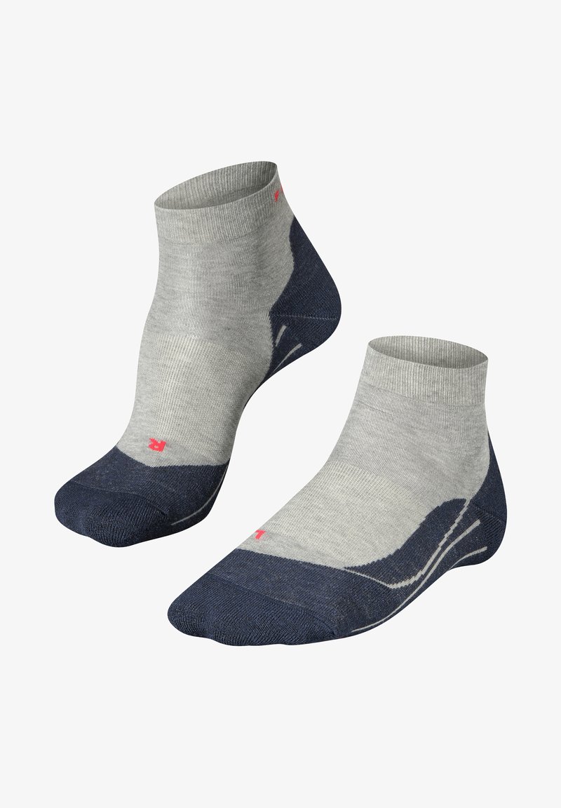 Szare i granatowe skarpetki do kostek z żebrowanymi mankietami, wzmocnionym palcem i piętą oraz małym różowym logiem. Miękka tekstura z kontrastującymi blokami kolorów.