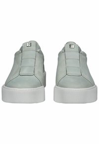 Helle graue Ledersneaker mit einer glatten Oberfläche, elastischen Einsätzen und einer dicken weißen Gummisohle. Gerundete Zehenpartie und minimale Hardware.