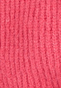 Tessuto a maglia texturizzato in un vivace colore rosa, con un motivo a coste e una texture morbida e pelosa. Ideale per abbigliamento o accessori accoglienti.