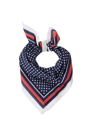 Mørkeblå halstørklæde med hvide polkaprikker, hvide og røde striber, bundet i en knude med to spidse ender.