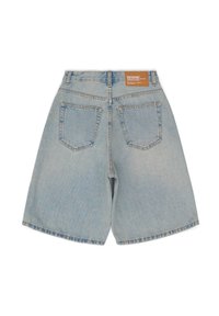 Shorts de mezclilla azul claro con un ajuste holgado. Presentan una etiqueta de marca de cuero marrón, dos bolsillos traseros y un dobladillo recto.