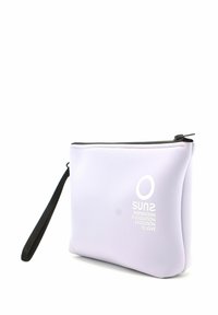 Astuccio in neoprene viola con cerniera nera, caratterizzato da una finitura testurizzata, un cinturino da polso e testo stampato sul davanti.