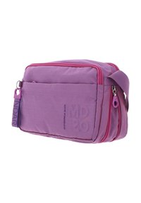 Sac rectangulaire violet en tissu texturé, doté de deux compartiments zippés et d'une poignée, avec des lettres embossées sur le côté.