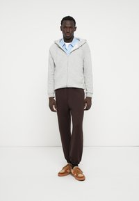 YOURTURN UNISEX - Spodnji deli trenirk - brown