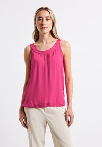 Top senza maniche fucsia con scollo a girocollo e leggere pieghe, caratterizzato da una vestibilità ampia e orlo elasticizzato, realizzato in tessuto liscio e leggero.