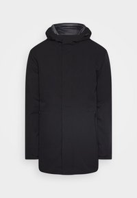 Chaqueta aislante negra con capucha, que presenta un diseño elegante, textura suave y bolsillos laterales con cremallera. Estilo minimalista sin adornos.