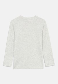 Ανοιχτό γκρι μπλούζα με μακριά μανίκια και στρογγυλή λαιμόκοψη, με διακριτή υφή heather, εμφανιζόμενη από πίσω σε λευκό φόντο.