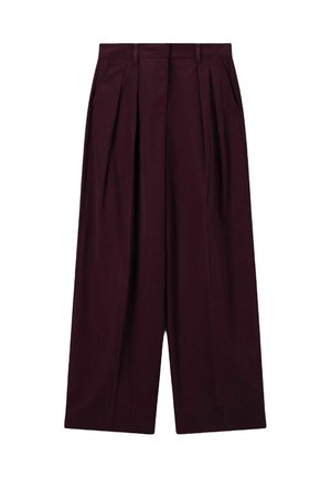 Pantalons larges, taille haute, de couleur violet foncé, avec plis avant, poches latérales, passants de ceinture et fermeture frontale dissimulée.