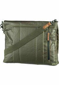 Sac messager rembourré vert olive avec une bandoulière ajustable, comprenant une poche zippée et des détails en cuir. Texture de tissu lisse.