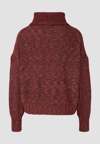Bordowy sweter z dzianiny z wysokim kołnierzem, opuszczanymi ramionami i ściągaczami na rękawach. Fakturowana tkanina dodaje głębi i atrakcyjności wizualnej.