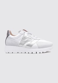 Zapatillas deportivas blancas con detalles plateados, parte superior de cuero texturizado, punta redondeada, suela acolchada y cordones en la parte delantera. Diseño ligero.