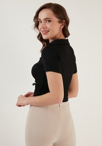 LELA SLIM FIT - Bluse - black
