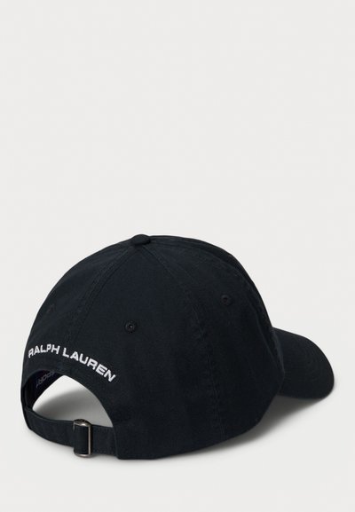 Boné preto de beisebol com uma aba curvada, apresentando bordado "RALPH LAUREN" na parte de trás, fita ajustável com metal.
