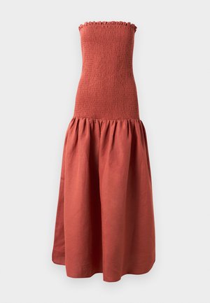 Robe longue sans bretelles avec un corsage froncé dans une couleur rouille, présentant une jupe évasée et froncée pour un look texturé.